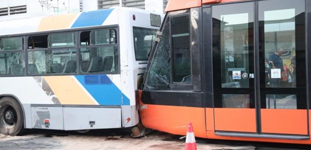 Σύγκρουση τραμ με λεωφορείο στον Πειραιά